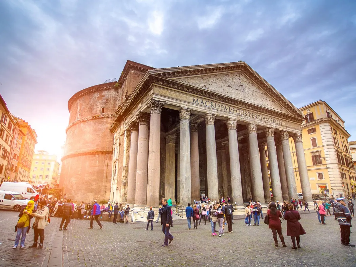 Un turist japonez a murit după ce a căzut de pe un zid al Panteonului din Roma