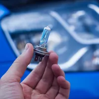 OFICIAL Șoferii pot înlocui becurile farurilor cu LED-uri fără amendă de 1.320 lei. Explicațiile RAR - Foto: Profimedia Images - Imagine cu rol ilustrativ