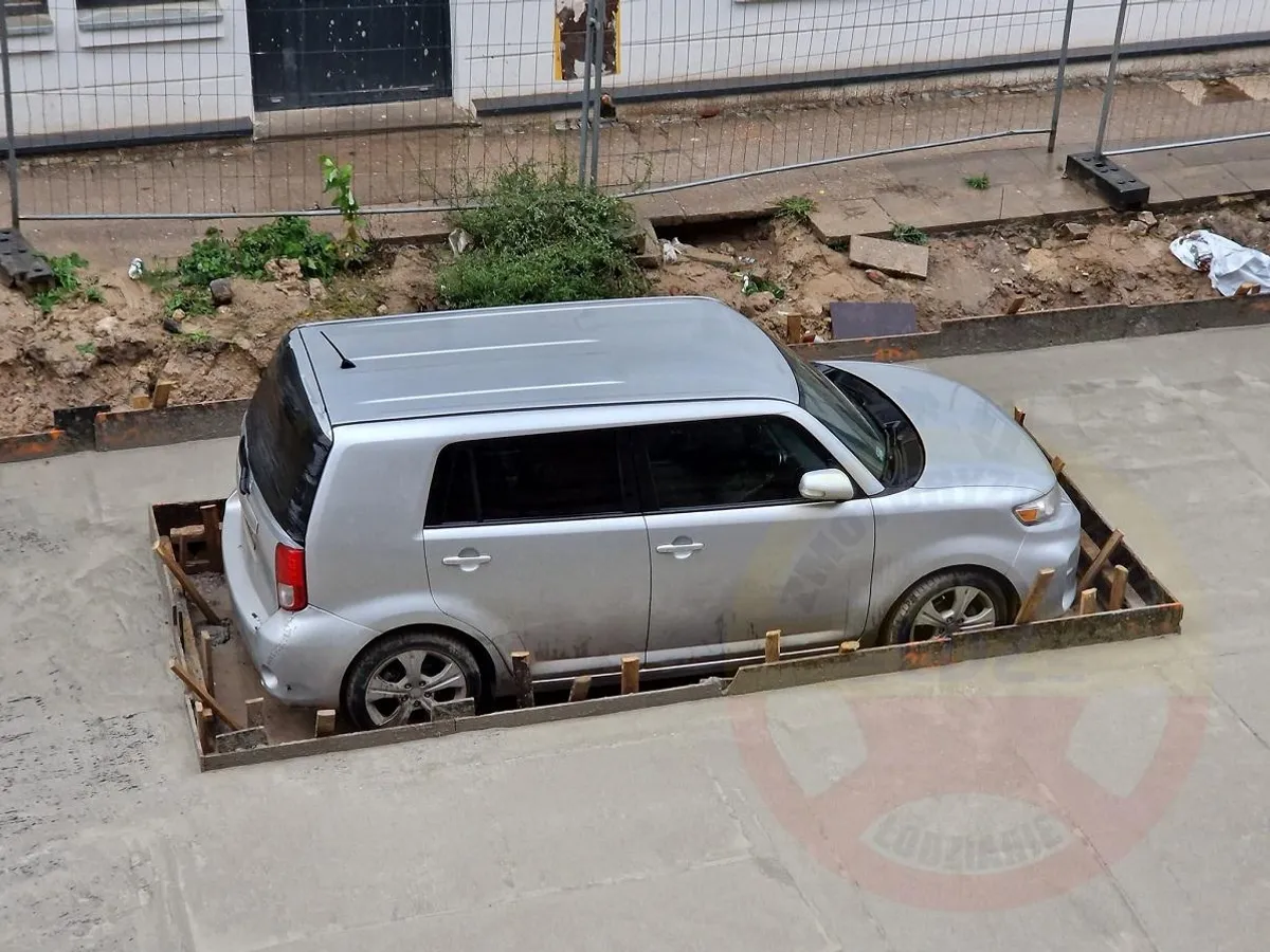 Cum a ajuns un șofer cu mașina blocată după ce drumarii au turnat beton în jurul mașinii. Motivul?  - Foto: Facebook / LDZ Zmotoryzowani Łodzianie
