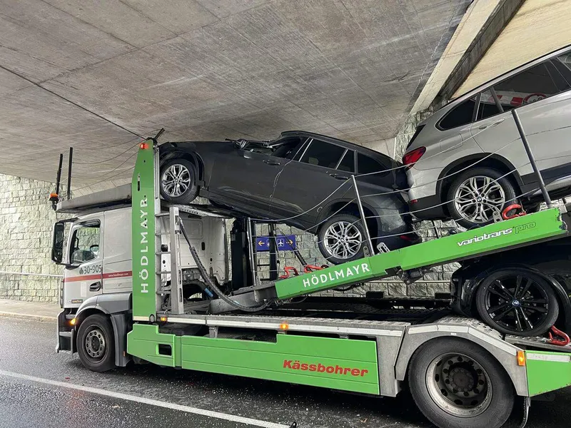 Un șofer român s-a înfipt cu TIR-ul plin cu BMW-uri noi într-un pod. Le-a „decapotat” - Foto: kleinezeitung.at