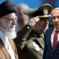 Liderul suprem al Iranului, Ali Khamenei (stânga) și premierul Israelului Benjamin Netanyahu (dreapta)