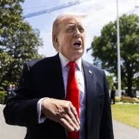 Donald Trump discută cu jurnaliştii, înainte să plece de la Casa Albă, în Florida - Foto: Profimedia Images