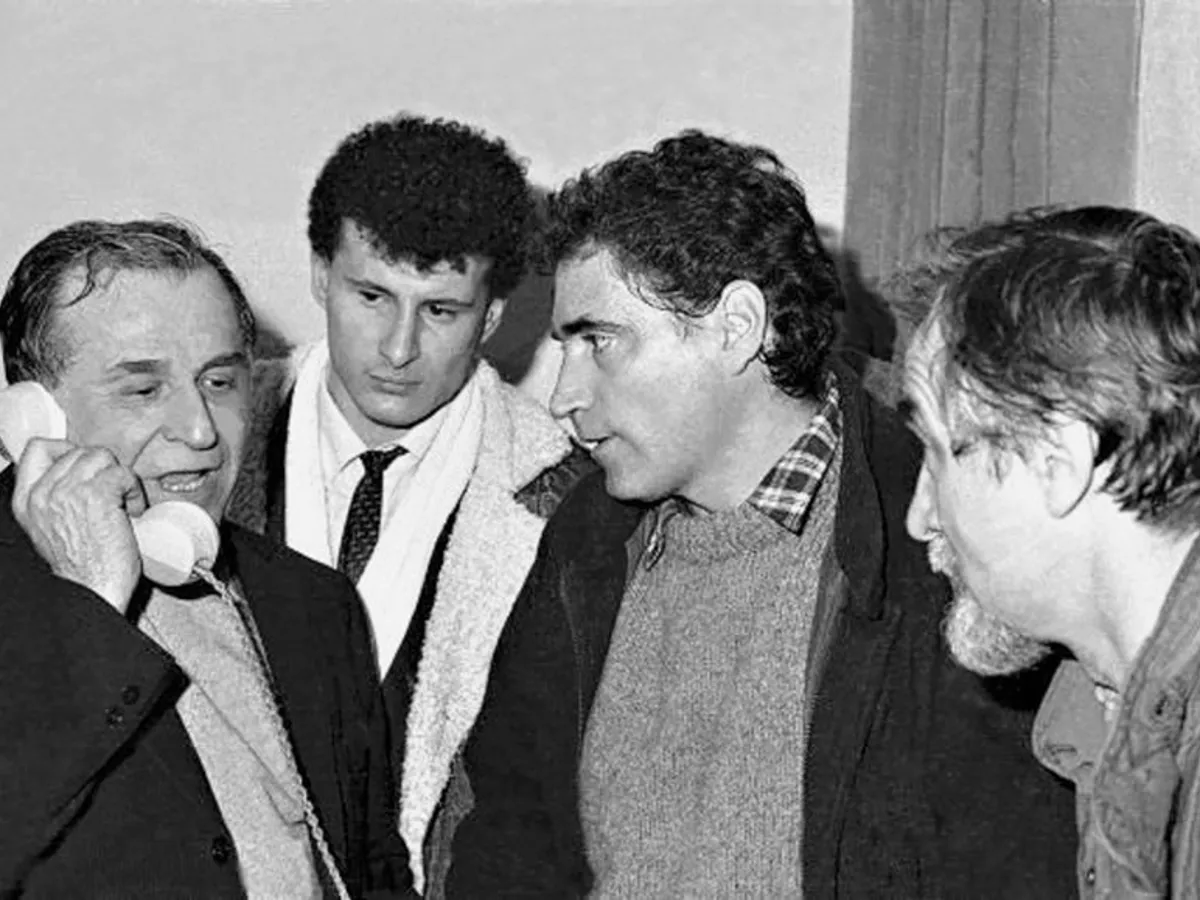 Ion Iliescu și Petre Roman, în zilele fierbinți ale Revoluției. Spre deosebire de Iliescu, Roman nu a fost trimis în judecată pentru infracțiuni contra umanității
