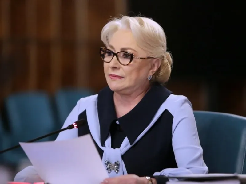 Viorica Dăncilă citind de pe o foaie Foto: guv.ro