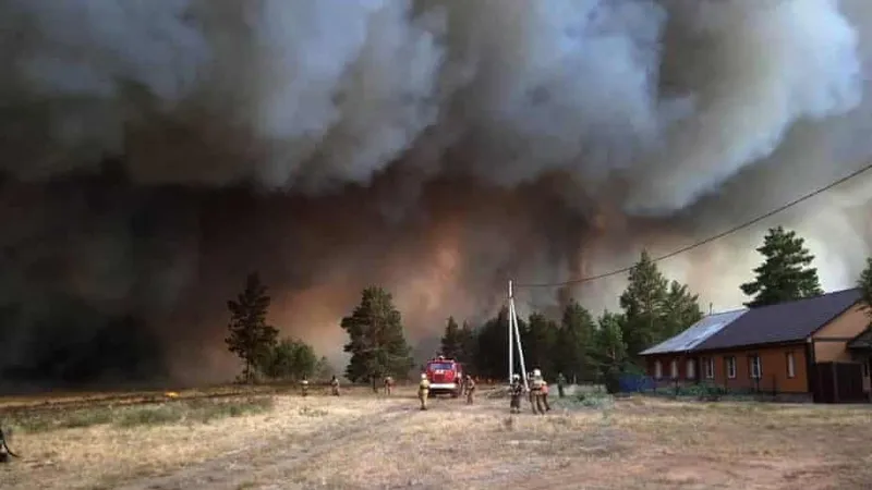 Incendiile masive din Siberia pun în pericol populația. Fumul a ajuns până în Kazahstan. / Foto: theguardian.com