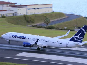 Cât costă un bilet de avion către Cluj în această perioadă. Tarom a suplimentat zborurile Foto: facebook/Tarom