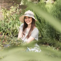 Femeie care pune răsaduri în grădină - Foto: Magnific.com (Imagine cu rol ilustrativ)