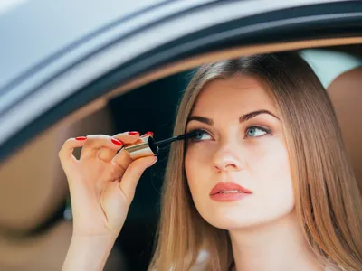 Motivul pentru care îți cad genele. Apa micelară este soluția care le poate salva - Foto: Freepik (Imagine cu rol ilustrativ)