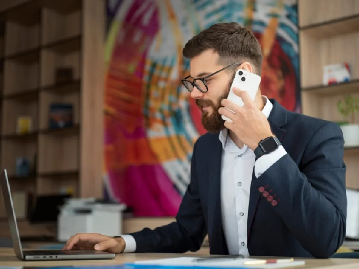 Un bărbat dă un telefon - Foto: Freepik (rol ilustrativ)