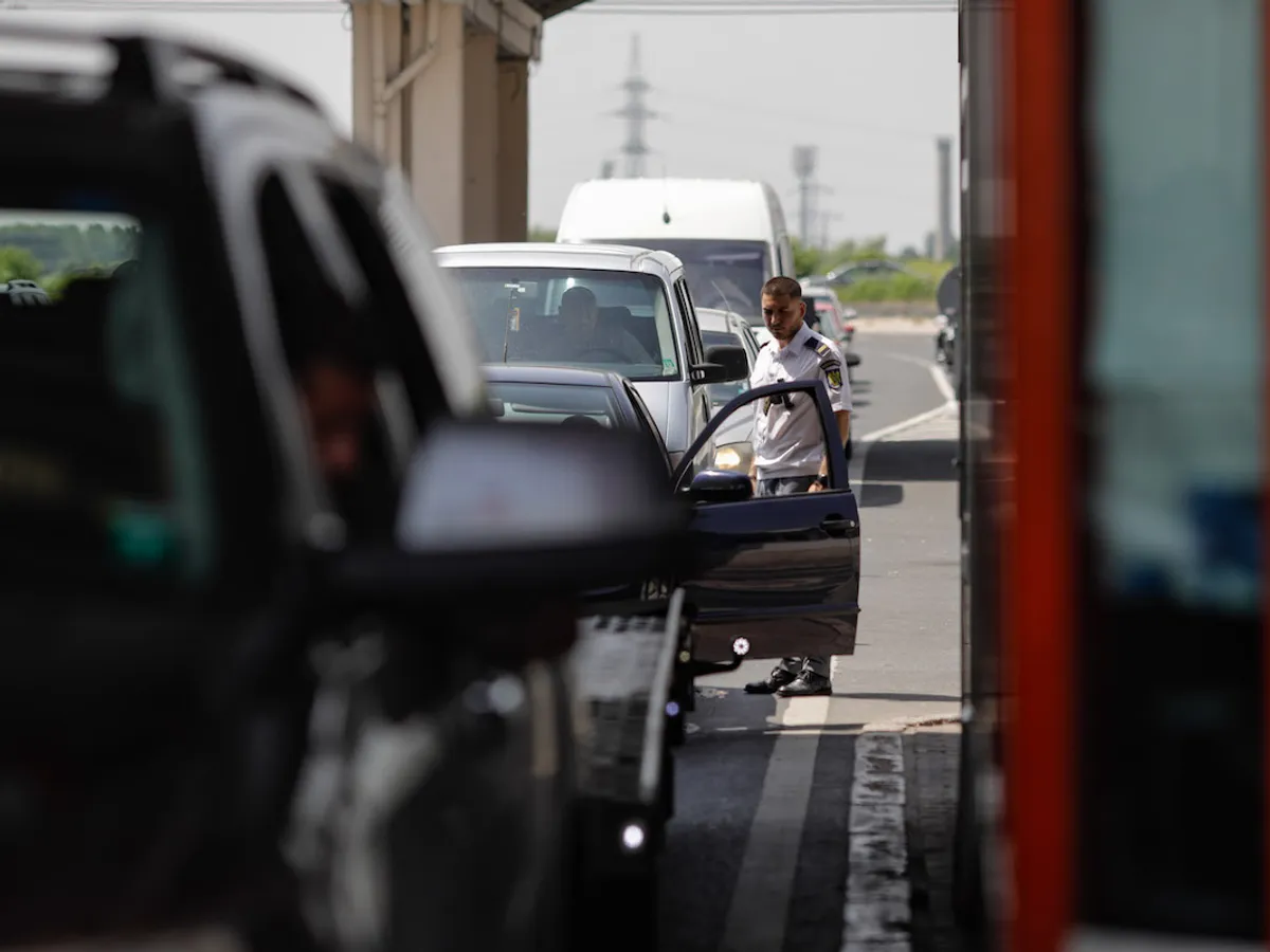 Cei 15 sirieni au fost descoperiți la Punctul de Trecere a Frontierei Giurgiu, ascunși în spatele unui perete dublat al unui microbuz - Foto: INQUAM PHOTOS/ George Călin