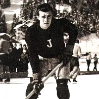 A jucat și fotbal și hochei la CCA și la echipa națională. Patinoarul echipei Steaua poartă numele său Foto: 1923.ro