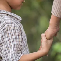 Un acopil adoptat își caută familia naturală Foto: Freepik.com