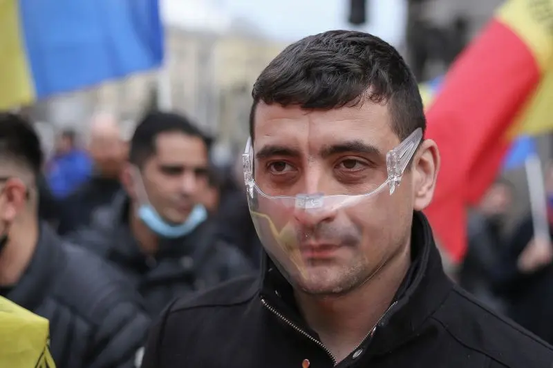 George Simion poartă des, pe stradă și în Parlament, mască de plastic. Foto Inquam Photos/Sabin Cirstoveanu