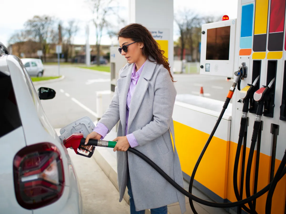 O femeie alimentează mașina - Foto: freepik (rol ilustrativ)