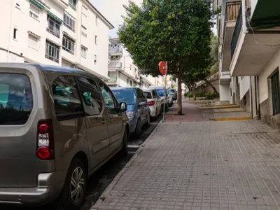 Cui aparține spațiul din fața casei sau a blocului. Cine îl poate folosi și ce amenzi riscă cei care încalcă regulile