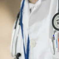 Anchetă la o Casă de Pensii din țară după ce un medic și o asistentă au luat mită în bani și mâncare - Foto: Profimedia / imagine cu racater ilustrativ