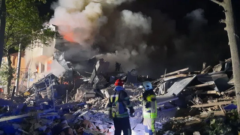 VIDEO Rușii au bombardat un bloc de locuințe din Harkov. Cel puțin șase civili au fost uciși/FOTO: Twitter/DmytroKuleba