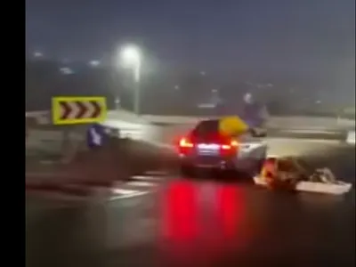 Șoferul care a făcut drift-uri cu un coșciug legat de mașină, identificat. Ce amendă a primit - Foto: captură video