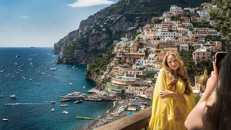 FOTOGRAFIE
O tânără pozează pentru prietena ei în Positano - Foto: Mugur Vărzariu