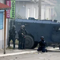 Tensiune maximă la granița dintre Serbia și Kosovo. Focuri de armă şi alarme antiaeriene/FOTO: Profimedia