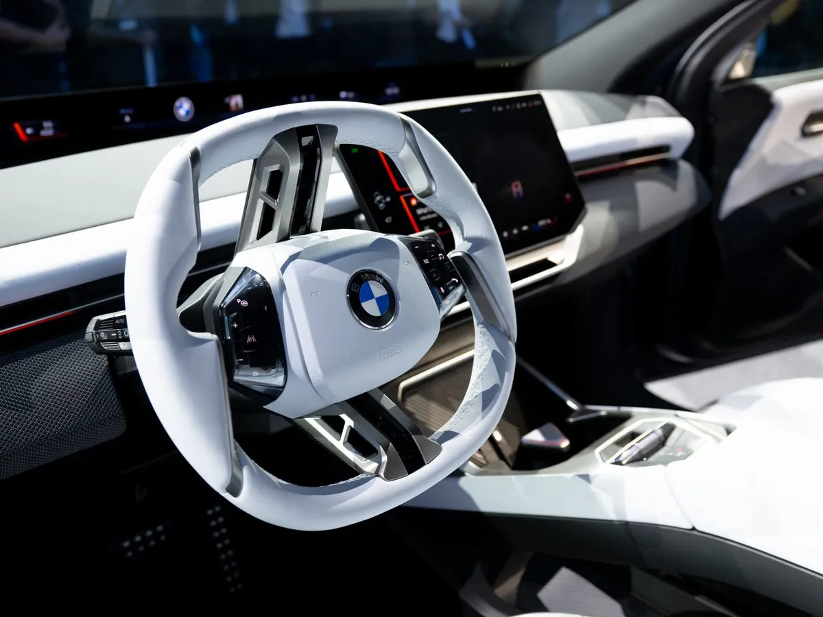 BMW lansează iX3 cu inteligență artificială și vrea să „bată” modelele din China. Costă 68.900€