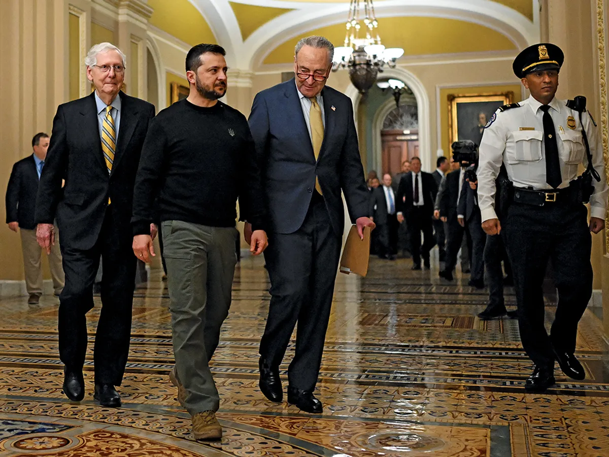SUSȚINERE Președintele ucrainean Volodimir Zelenski, cu liderii Senatului SUA, Mitch McConnell, stânga, și Chuck Schumer, dreapta, la Washington, D.C., pe 12 decembrie 2023
