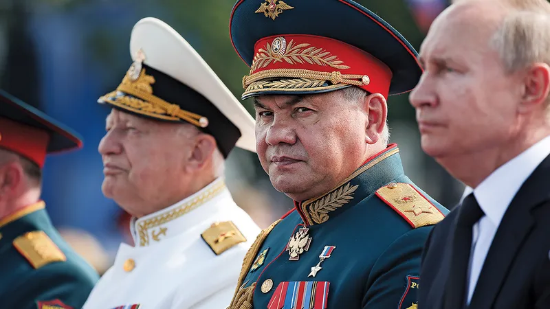 PĂRȚILE IMPLICATE Ministrul rus al Apărării, Serghei Șoigu (centru), împreună cu președintele Valdimir Putin (dreapta), au încercat să țină sub control conflictul