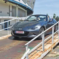Primul MX-5 a ieșit pe poarta fabricii Mazda Motor Corporation din Hiroshima în aprilie 1989