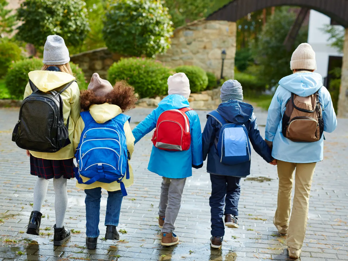 498.269 de copii au primit azi 500 lei pe cardul educațional. Ce poți face dacă nu au intrat banii?