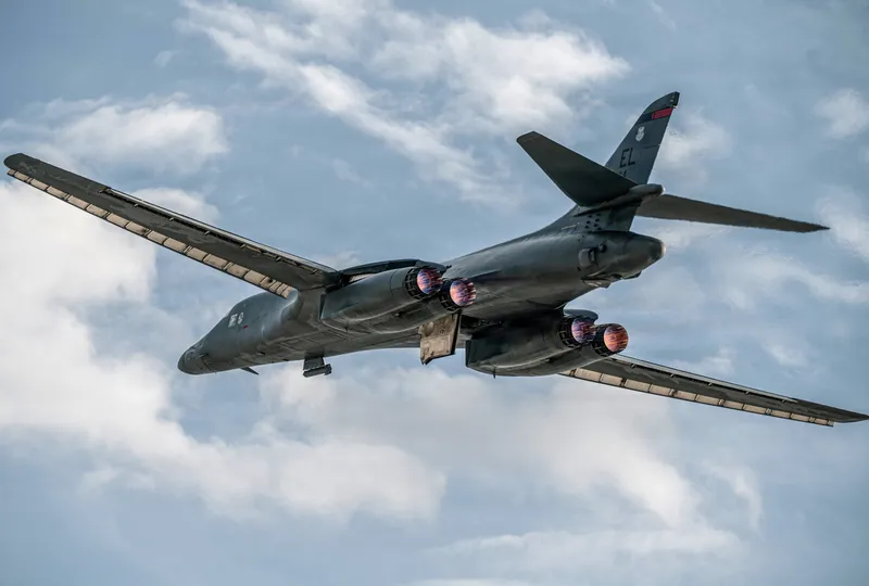 Bombardierul FOTO - US Air Force