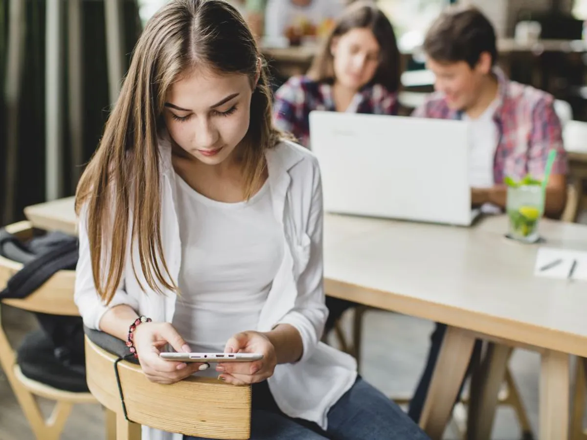 Bulgaria scoate telefoanele mobile din şcoli. În România, multe şcoli le interzic complet - Foto: Freepik/CC0