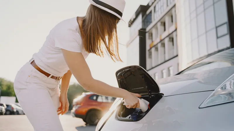 Criză bugetară? Instituțiile și primăriile cumpără 3.000 de mașini electrice și hybrid prin Rabla - Foto: Freepik (Imagine cu rol ilustrativ)