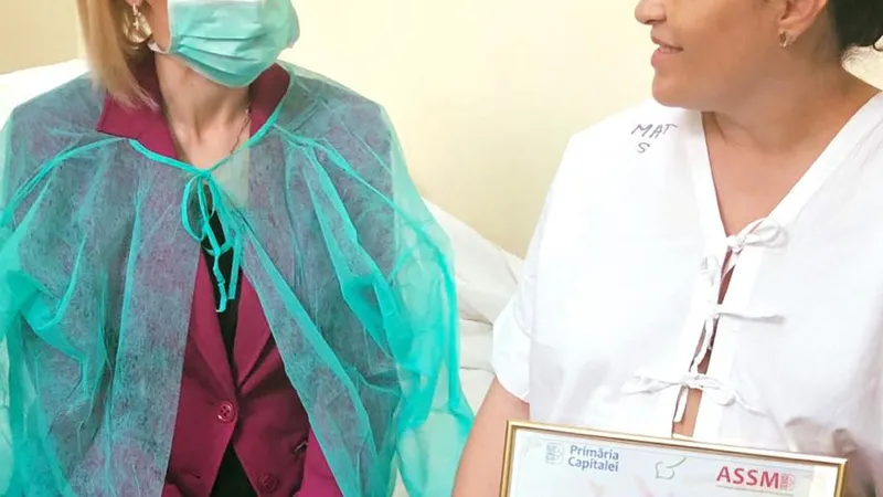 Gabriela Firea s-a fotografiat cu prima mamă care a născut un copil după ce a fost beneficiara unui tratament de fertilizare in vitro, sponsorizat de Primăria Capitalei, în valoare de 3.500 de euro. Sursa foto: Facebook Gabriela Firea