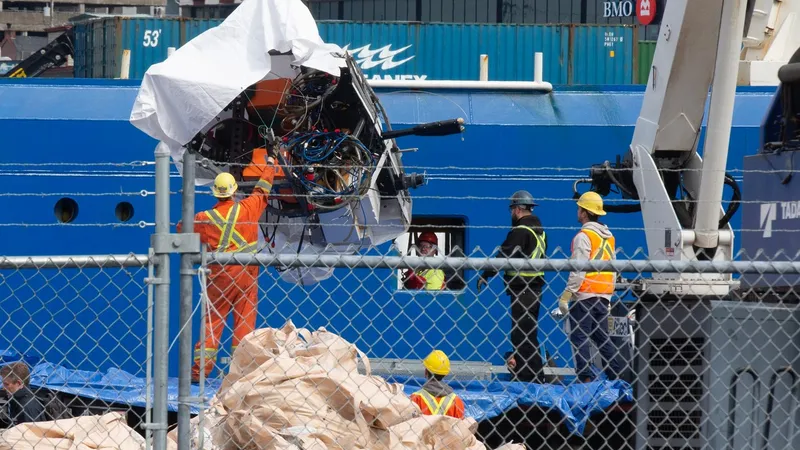 Bucăți din submersibilul Titan, scoase la suprafață-Foto: Profimedia Images