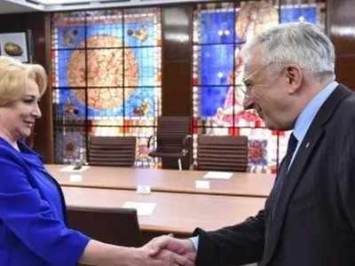 Viorica Dăncilă cu Mugur Isărescu, pe vremea când ex-șefa PSD era premier. Sursa: b1.ro