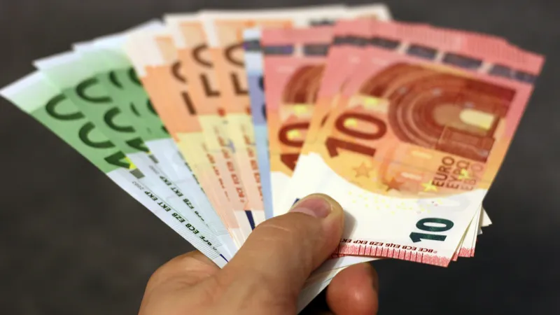 Şase tineri cu vârste cuprinse între 16 şi 23 de ani au furat 12.000 euro dintr-o casă foto: Freepik (fotografie cu caracter ilustrativ)