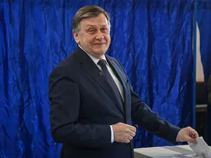 Crin Antonescu, declarații la sediul de campanie: Sunt gata să îl înfrunt pe George Simion - Foto: INQUAM PHOTOS / Octav Ganea