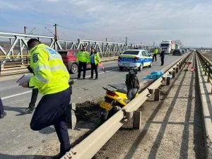 Un bătrân de 70 de ani pe scuter, strivit de un TIR pe podul peste Siret de la Pașcani. - Foto: telem.ro