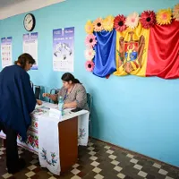 Femeie votează la alegerile din Republica Moldova - Foto: Profimedia Images