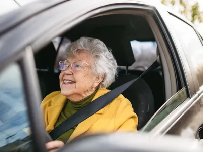 Femeie în vârstă la volan - Foto: Freepik (imagine cu rol ilustrativ)