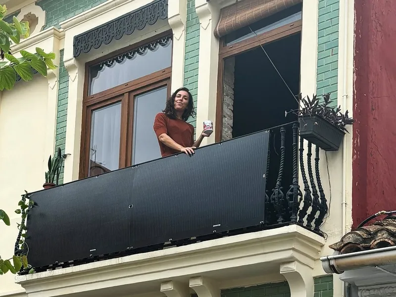 Panourile fotovoltaice de balcon reduc factura la curent cu 30%
