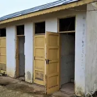20 de şcoli ieşene încep cursurile tot cu toaletă în curte. E mai bine cu 1% faţă de acum trei ani/FOTO: ziaruldeiasi.ro