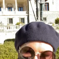 Catherine Zeta-Jones s-a filmat în fața Castelului Peleș. FOTO: Captură video