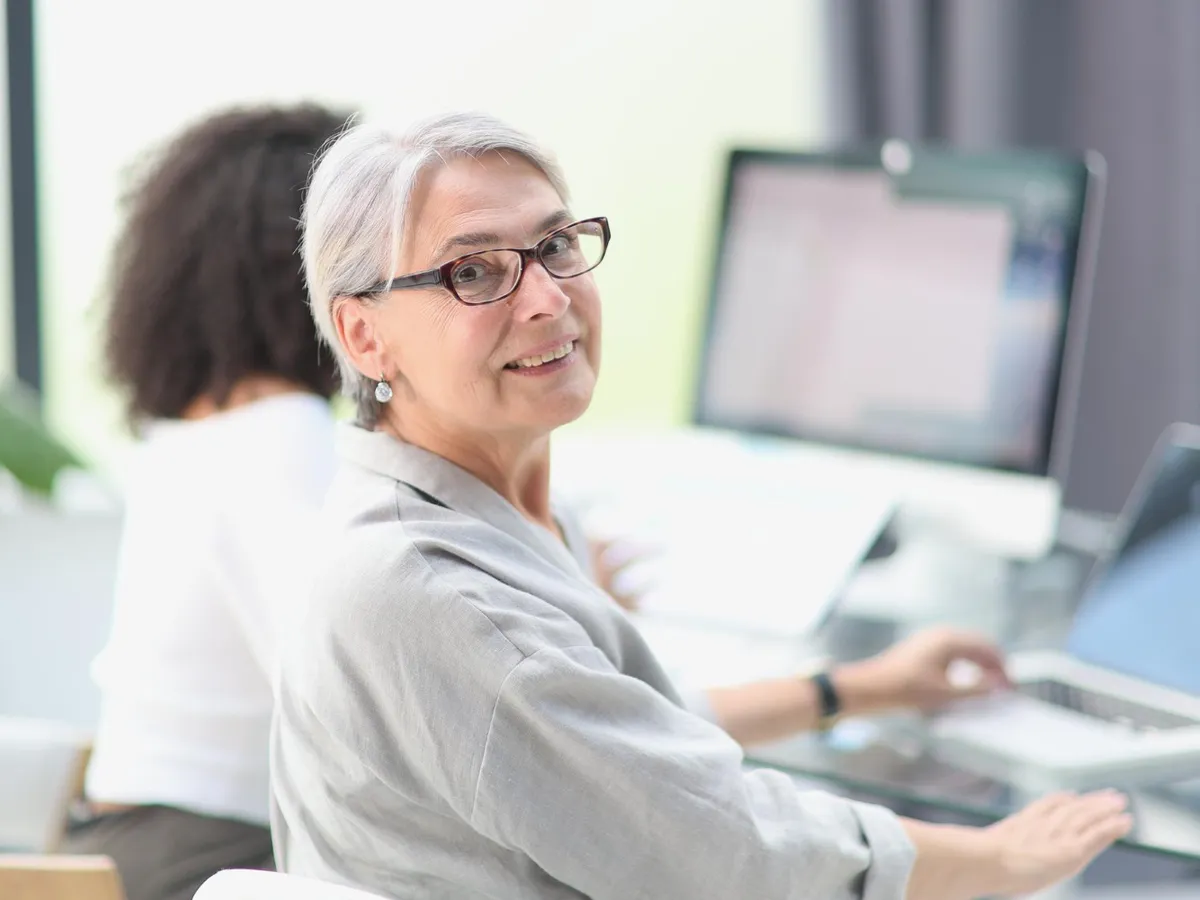 Pensionară la birou - Foto: Freepik