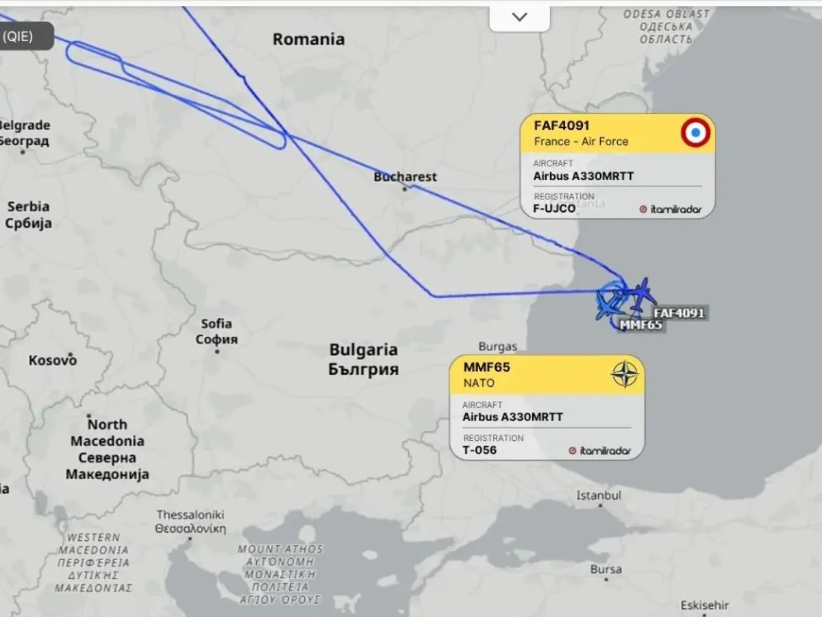 Două aeronave de realimentare în zbor Airbus A330 MRTT deasupra Mării Negre - Foto: ItaMilRadar