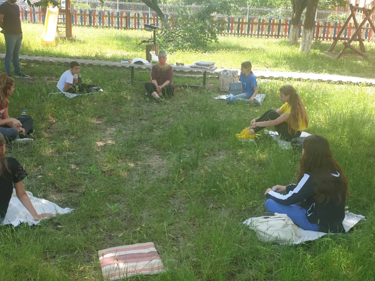 Profesoara Mihaela Murgoci, alături de elevii săi