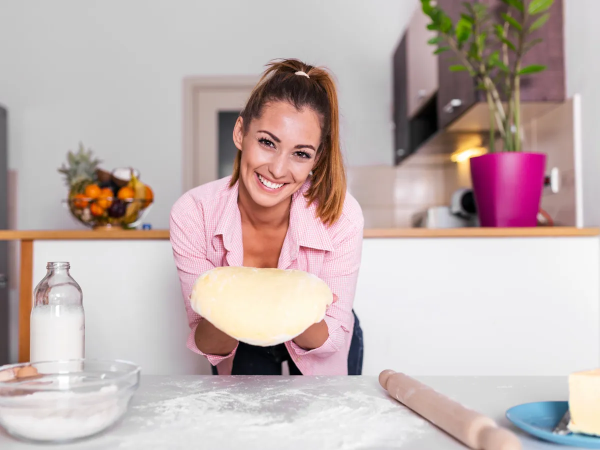 Femeie care gătește cu făină - Foto: Freepik (Imagine cu rol ilustrativ)