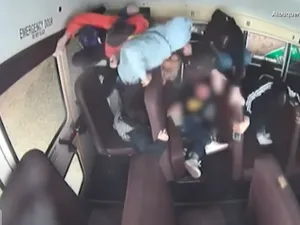 Un autobuz școlar din SUA, cu 23 de elevi s-a răsturnat după ce a fost lovit de un vitezoman/FOTO: Youtube/Inside Edition