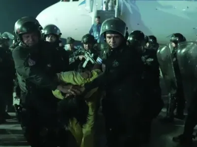 A început deportarea cetățenilor străini din SUA. 200 de persoane din Venezuela au plecat cu poliția Foto: captură ProTV