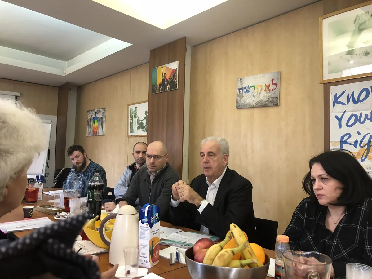 Oficialul ONU, la întâlnirea cu ONG-urile. În imagine, apar și Florin Buhiceanu, din partea ACCEPT, și Adina Manea, de la Tineri pentru Tineri. Sursa: Staff Michel Kazatchkine